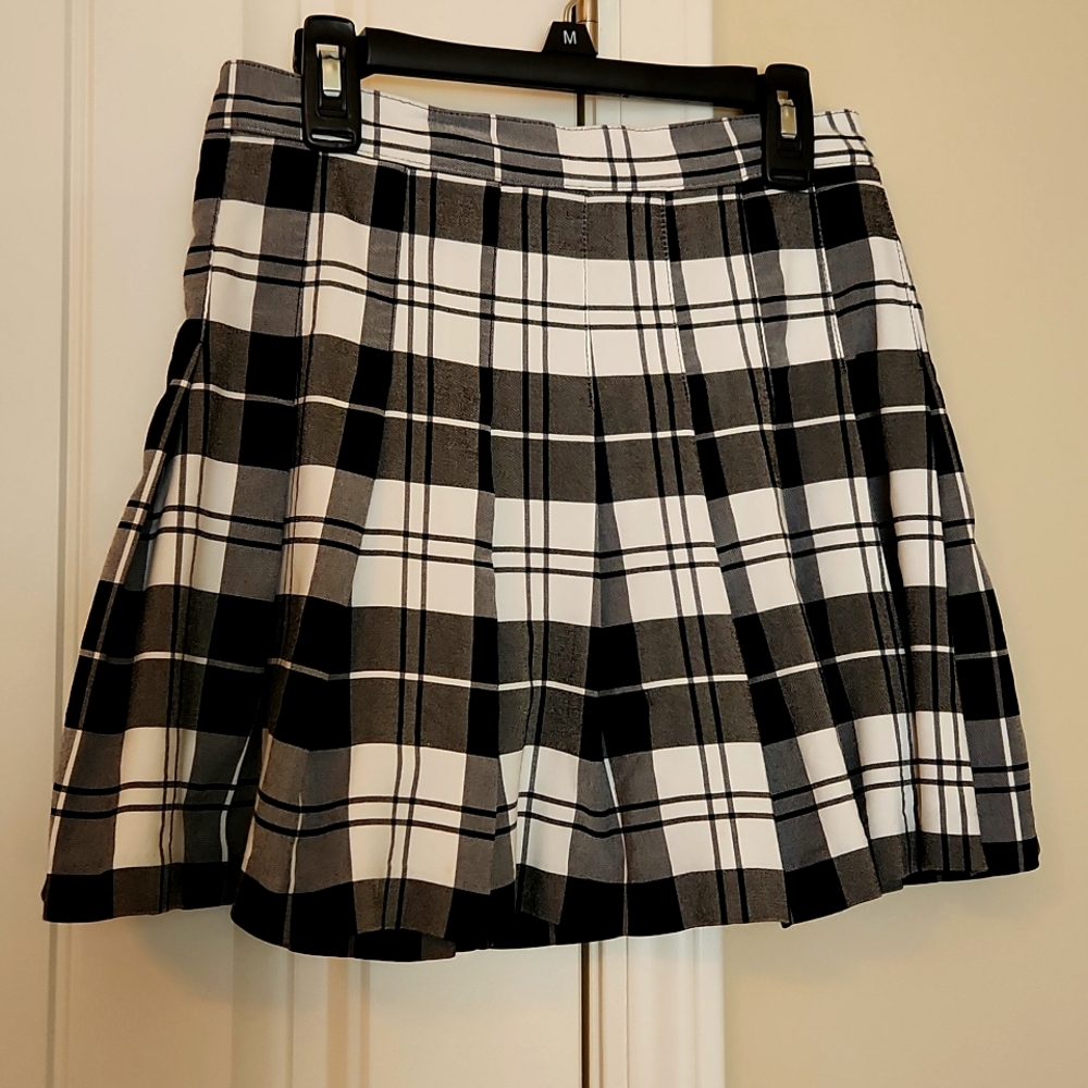 Ladies LOVE TREE Medium Black and White Plaid & Pleated Skirt w/ back zipper